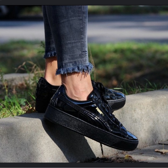 PUMA Fenty By Rihanna Black Crackled Sneaker Creeper Platform
Sneaker. Used - Picture 2 of 10